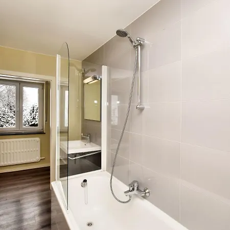 Casa vacanze Bright Holiday Home In Bullingen With Jacuzzi Afst
